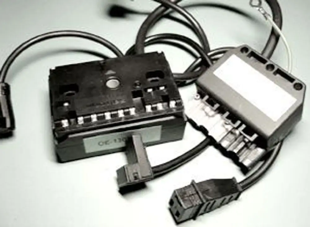 Sockel mit Vorwärmung von Remeha, bestehend aus mehreren elektrischen Anschlüssen und Kabeln, zur Verwendung in Heizungsanlagen.